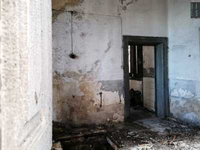 Sul pavimento � presente una botola che conduce ai serbatoi interrati di raccolta liquami, mentre nella stanza adiacente notiamo per terra un macchinario, probabilmente una delle antiche pompe a immersione